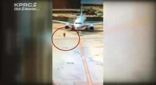 SCENĂ IREALĂ: O femeie a sărit dintr-un avion în mers pe aeroportul din Houston (VIDEO)
