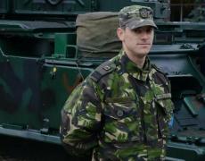 Un militar român a doborât recordul pentru cele mai multe flotări într-o mână