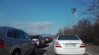 Minivacanţa de 1 decembrie debutează cu o aglomeraţie infernală. Pe drumurile naţionale se circulă bară la bară, trenurile sunt ticsite de oameni