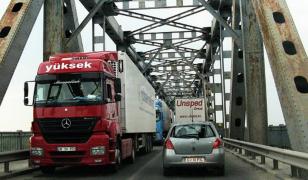 Aglomeraţie la graniţă. Coadă de șapte kilometri la ieșirea din țară, la frontiera Giurgiu-Ruse