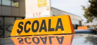 Imagini care fac înconjurul lumii: Mai mulţi cursanţi au început să scrie SMS-uri în timpul orelor de la şcoala de şoferi. Ce a urmat în câteva secunde te va lăsa fără cuvinte (VIDEO)