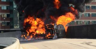 TRAGEDIE fără margini: Familii întregi au sfârşit carbonizate. Două bombe plasate la marginea drumului au aruncat în aer camionul în care se aflau