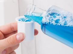 O tânără și-a aplicat câteva picături de APĂ DE GURĂ pe picioare! După jumătate de oră, rezultatul i-a uimit până și pe medici