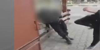 Adolescentul care a ÎNGROZIT România, după ce a lovit cu bestialitate în gură un bătrân sărac și lipsit de apărare, a fost IDENTIFICAT! Imagini greu de privit (FOTO + VIDEO)