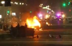 PROTESTE în SUA după victoria lui Trump: Mai multe vitrine au fost distruse şi maşini incendiate. Studenţi de la universităţi din California şi Oregon au ieşit în stradă scandând "F..k Trump" (VIDEO)