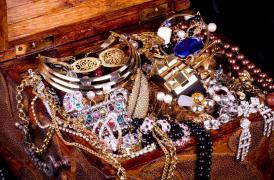 A strâns acasă o comoară! Angajata unei case de amanet din București a furat TREI KILOGRAME de aur