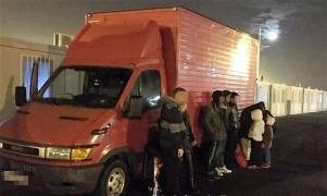 Poliţiştii de frontieră arădeni au găsit şapte irakieni îndesaţi în peretele unei dube