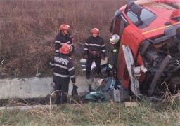 Accident fatal pe autostrada Nădlac-Arad. Un TIR scăpat de sub control a rupt parapeţii şi s-a răsturnat