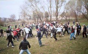 Bătaie organizată după alegeri, anunţată pe Facebook. A început ca o glumă, dar se anunţă ceva foarte serios