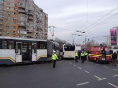Accident grav în Bucureşti. Un tramvai a trecut pe roşu şi a lovit un autobuz, patru călători răniţi