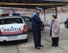 Bătrânii noştri, exemplari. O femeie din Cugir a găsit două mii de lei în fanta unui bancomat, pe care i-a predat poliţiei