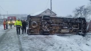 ACCIDENT GRAV în Olt. Un microbuz şcolar plin cu elevi s-a RĂSTURNAT din cauza ninsorii. Autoritățile au declanșat PLANUL ROŞU de intervenţii