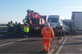 Accident grav la Vama Nădlac, un microbuz s-a zdrobit de un TIR: un mort şi un rănit