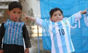 Poveste cu final fericit! A impresionat o lume întreagă purtând un tricou făcut dintr-o pungă de plastic, iar acum şi-a întâlnit idolul (VIDEO)