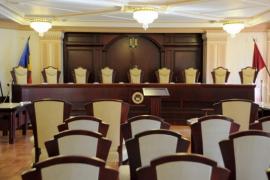 CCR a decis: Legea care majorează salariile în educatie şi sănătate, CONSTITUŢIONALĂ. Decizia privind eliminarea taxelor se amână
