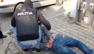 VIDEO | Doi POLIŢIŞTI lovesc cu SĂLBĂTICIE un om al străzii, chiar în masina de poliţie