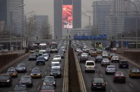 COD ROŞU la Beijing! Capitala chineză, PARALIZATĂ timp de cinci zile. Şcoli închise, restricţii severe de trafic, activităţi publice suspendate (VIDEO)