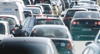 Atenție, șoferi! Trafic aglomerat la ieşirea din Capitală. Se circulă în coloană din cauza poleiului