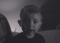 Un băiețel își surprinde tatăl cu o IPOTEZĂ ȘOCANTĂ despre Moș Crăciun! Imaginile fac senzație pe Internet (VIDEO)