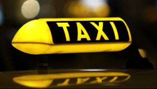 Taximetrist din Oradea, jefuit ca-n filme de trei tineri. L-au atacat în mers, s-au răsturnat cu maşina în şanţ