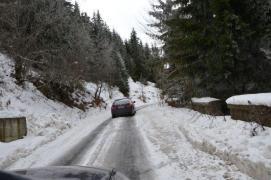 O maşină, în care se aflau trei persoane, a căzut într-o râpă, la Sinaia. Drumul spre Cota 1400 este închis!