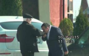 Bani, curcani şi băutură - ploconeala unui CLAN DE ROMI în faţa unui JUDECĂTOR CORUPT! Scenele UMILE surprinse de anchetatori