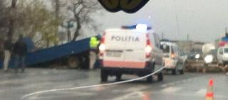 TRAFIC BLOCAT pe DN2. Două maşini s-au izbit frontal între Focsani şi Adjud, trei oameni au fost răniţi