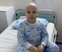 "Mami, de ce fuge vena?". SCRISOAREA COPLEŞITOARE a unei mame care vrea să-şi salveze băieţelul bolnav de cancer