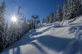 Românii petrec vacanţa de iarnă în ţară, la munte! Sărbătorile pe pârtie costă până la 1.100 euro de persoană