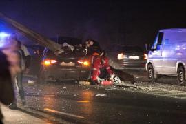 Mărturie-şoc de la accidentul din Buzău, unde o fată a murit străpunsă de un parapet de 4 metri: "Separatorul de sensuri părea să fi intrat prin podeaua autoturismului" (GALERIE FOTO)