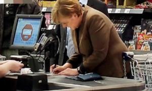 IMAGINEA ZILEI. Angela Merkel, surprinsă într-o IPOSTAZĂ NEOBIŞNUITĂ, într-un supermarket din Berlin!
