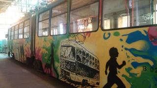 Două tramvaie pictate cu graffiti circulă de astăzi, în Bucureşti, pe linia 1