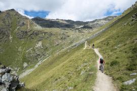 Tren CFR cu vagon special pentru biciclete şi schiuri, în circulaţie de marţi