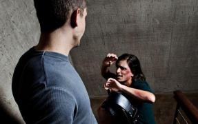 Caz inexplicabil la Bârlad. O femeie bătută măr, în stare critică, a fugit din spital ca să nu-l ia poliţia pe agresor