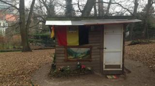 Povestea unui inginer român ajuns cerșetor în Bruxelles: trăiește într-o cocioabă, dar plantează flori și poartă steagul României. Belgienii îl apără, ca să nu fie expulzat