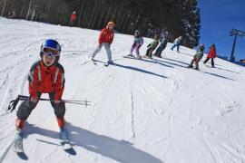 Weekend la munte! S-au deschis pârtiile, stratul de zăpadă are peste 30 de centimetri