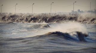 Imagini SPECTACULOASE de pe LITORAL. ALERTĂ, marea este FURIOASĂ, valuri de OPT metri!