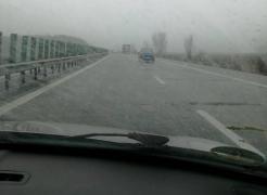Pe Autostrada Soarelui a început să ningă viscolit! Se intervine cu utliaje de deszăpezire