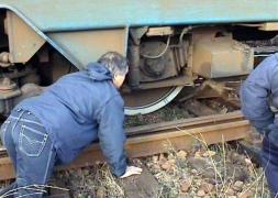 Locomotivă deraiată între Izvorul Mureşului şi Izvorul Oltului! Pasagerii, preluați de mașini