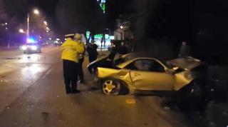 (VIDEO) Accident INCREDIBIL cu șofer începator la Hunedoara. Mergea atât de tare, încât a lovit DOI pomi, apoi s-a înfipt în bordura de pe contrasens
