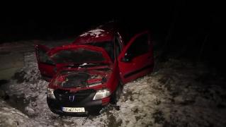 Un bistriţean a scăpat viu după ce s-a răsturnat cu maşina, dar era să moară de frig, pentru că nimeni nu a oprit să-l ajute