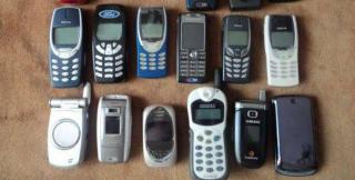 Nu le mai foloseşti, dar nici nu te-ai putut despărţi de ele până acum? Iată cum poţi face bani frumoşi din vânzarea telefoanelor vechi