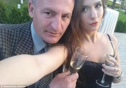 Românca adolescentă care îşi vinde virginitatea a dat lovitura! I s-au oferit 2 MILIOANE DE EURO, dar ea vrea MAI MULT. Iată cum se promovează (FOTO+VIDEO)