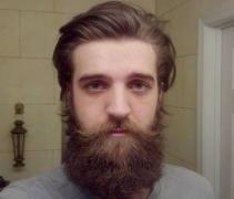 Elevii unui liceu din Bacău, daţi afară de la ore pe motiv de mustaţă. Director: "Noi facem educaţie aici!"