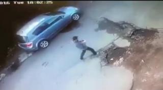 SCENĂ TERIFIANTĂ la metroul din Anglia. Un român ATACĂ şi DEZBRACĂ o mamă însoţită de cei doi copii, între care un bebeluş de doar trei săptămâni (VIDEO)