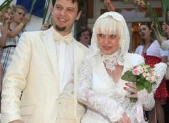 Ce-i făcea Liviu, bărbatul cu 30 de ani mai tânăr, frumoasei Israela când erau singuri. Nu e ceea ce crezi!