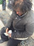 Cum a câștigat un cerșetor român 250 de lei în 10 minute. „MINUNEA ZILEI”, live pe Facebook