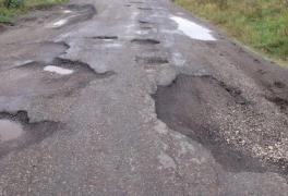 GALERIE FOTO: Sătul de incompetenţa autorităţilor, un tânăr repară singur găurile de pe şosele