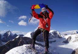 Astăzi se împlinesc 21 de ani de când primul român a cucerit Everestul. Constantin Lăcătușu, omul care a doborât record după record