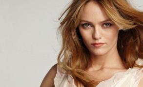 GESTUL incredibil făcut de Vanessa Paradis, după ce actorul Johnny Depp a fost acuzat că şi-a bătut nevasta (FOTO)